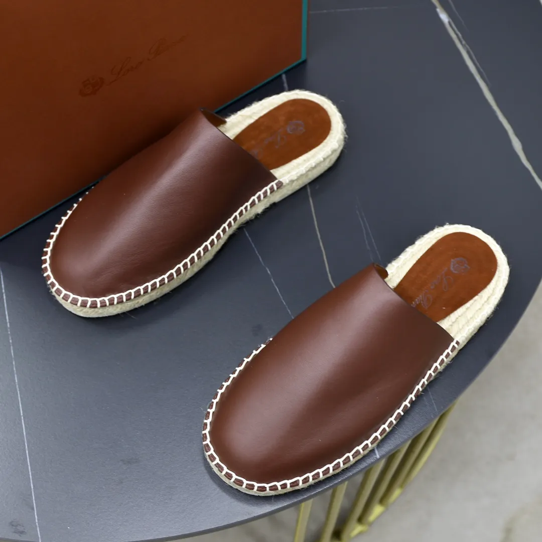 Men's Men's Shoes💰540💰Loro piana Naha Men's Slippers This fashionable sandal is crafted from smooth cow leather and has interlaced straps for a modern three-dimensional texture. Lightweight yet strong, smooth leather balances modern appeal with time-honored quality. Viewed from every angle, the embossed and polished appearance shows meticulous craftsmanship. Ergonomically cushioned insole, covered with nappa leather, with matching upper and natural polished sole. Cowhide upper + rubber outsole Size: 38-44 (customized for 45-46)